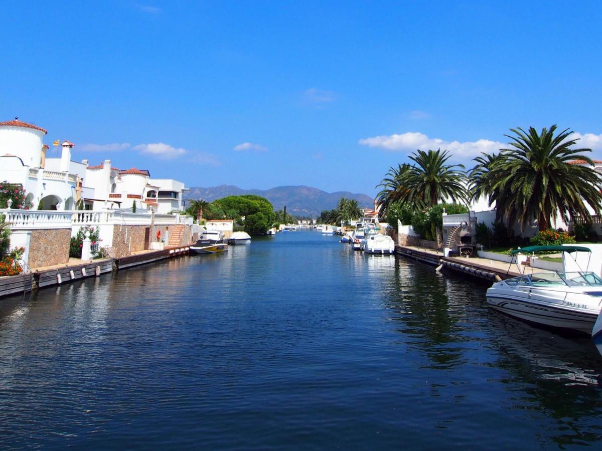 Holiday Home Requesens Canal Empuriabrava Buitenkant foto